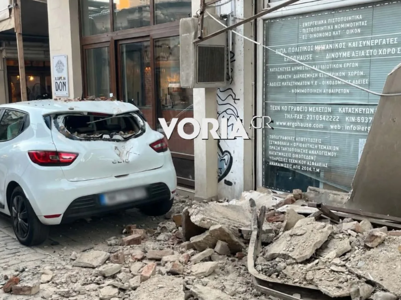 «Ακούστηκε δυνατό μπαμ σαν σεισμός»: Κατέρρευσε τμήμα μπαλκονιού από κτίριο στο κέντρο της Θεσσαλονίκης