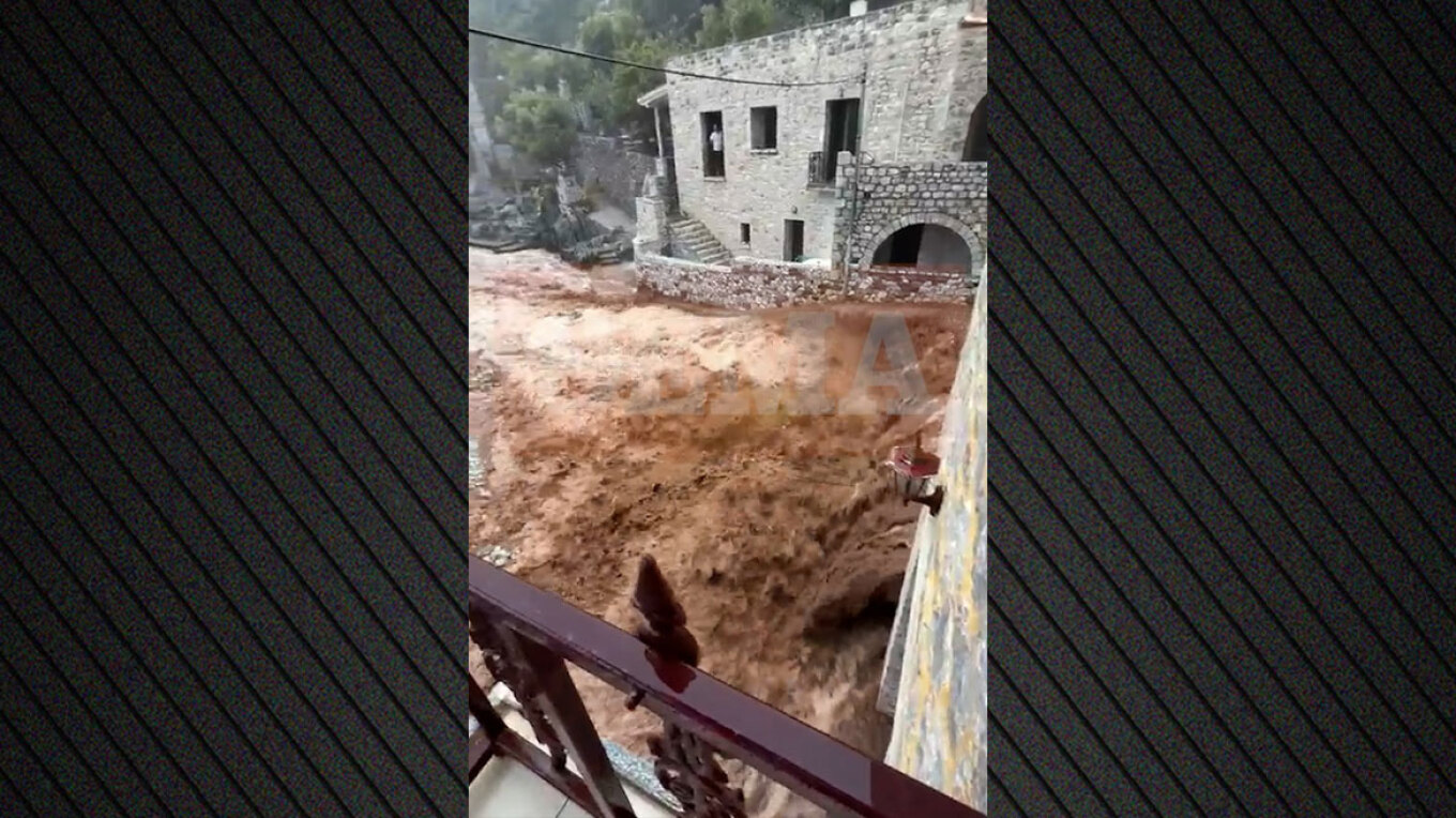 Σφοδρή κακοκαιρία στη Μάνη: Γυναίκα χτυπήθηκε από κεραυνό μέσα στο αυτοκίνητό της, δρόμοι έγιναν χείμαρροι