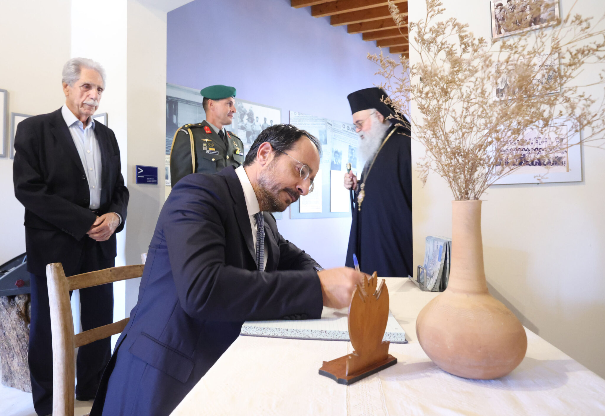 «Κύριε Πρόεδρε, σας ευχαριστούμε»: Χάρισε τη σύνταξη του σε Στέγη Ηλικιωμένων και Αναπήρων ο Χριστοδουλίδης