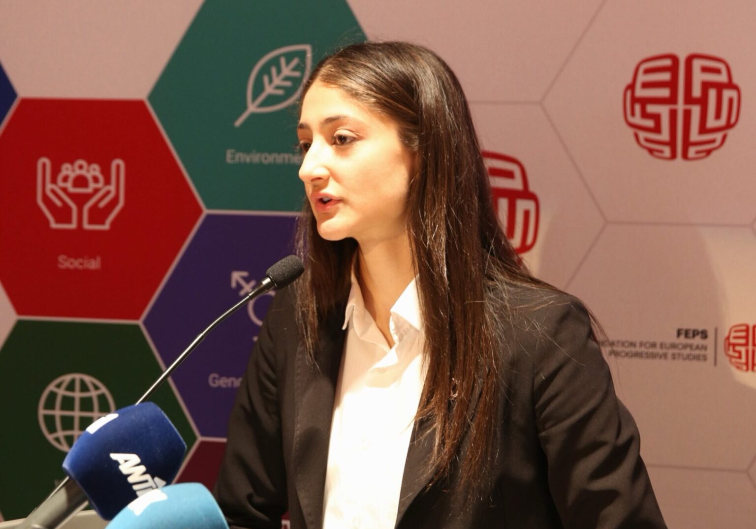 «Θυμός και ανησυχία»: Βγαίνει μπροστά η Νεολαία ΕΔΕΚ για τις αντιδράσεις στην υποψηφιότητα Σοφίας Χριστοδούλου