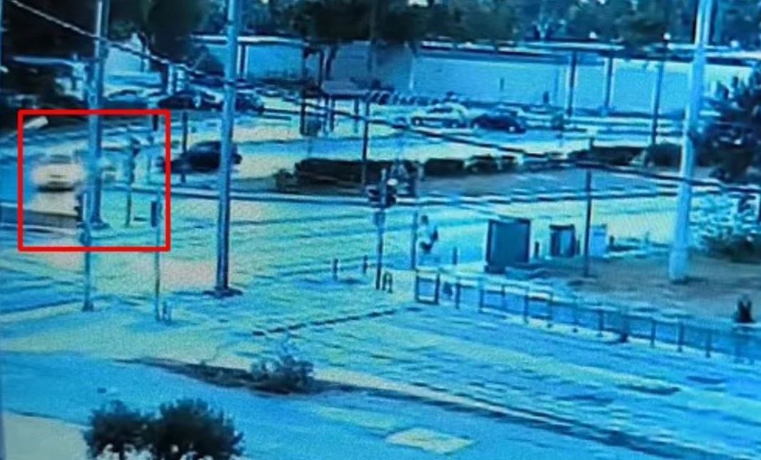 Σοκαριστικό βίντεο: Η στιγμή που ταξί συγκρούεται με μοτοσικλέτα στη Βούλα