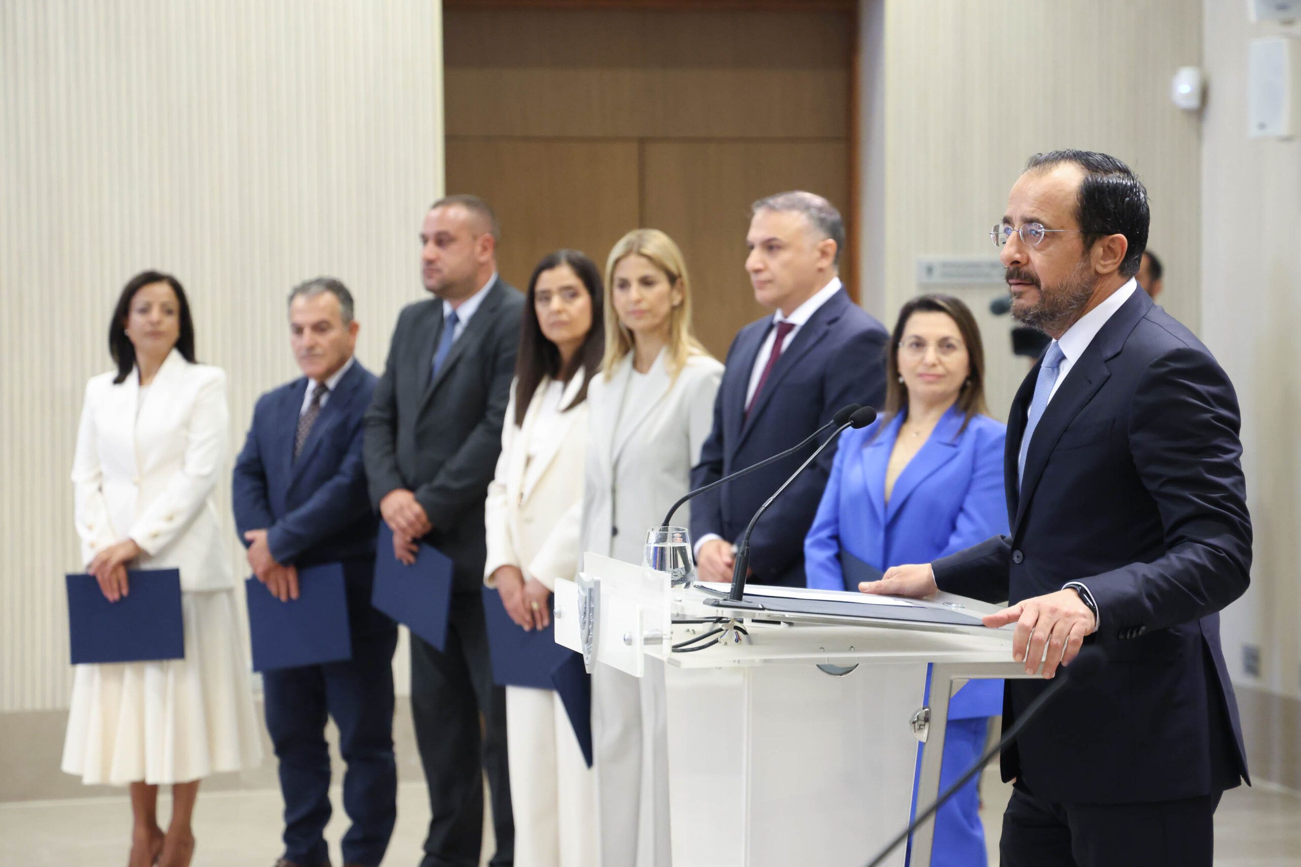 &Tau;&rho;&epsilon;&iota;&sigmaf; &alpha;&nu;&alpha;&sigma;&chi;&eta;&mu;&alpha;&tau;&iota;&sigma;&mu;&omicron;ί &mu;έ&sigma;&alpha; &sigma;&epsilon; 3,5 &chi;&rho;ό&nu;&iota;&alpha;: &Pi;&omicron;&iota;&omicron;&iota; ή&rho;&theta;&alpha;&nu;, &pi;&omicron;&iota;&omicron;&iota; έ&phi;&upsilon;&gamma;&alpha;&nu; &kappa;&alpha;&iota; &pi;&omicron;&iota;&omicron;&iota; &delta;&epsilon;&nu; ά&lambda;&lambda;&alpha;&xi;&alpha;&nu; &pi;&omicron;&tau;έ
