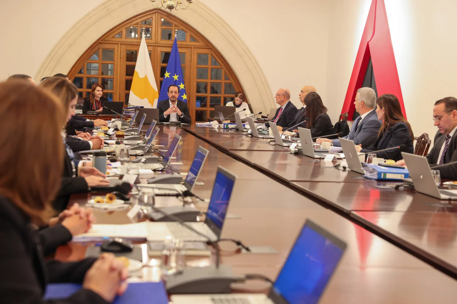Συναγερμός στον ΔΗΣΥ, εμφύλιος στο ΔΗΚΟ: Άναψε φωτιές η διαρροή ονομάτων για ανασχηματισμό