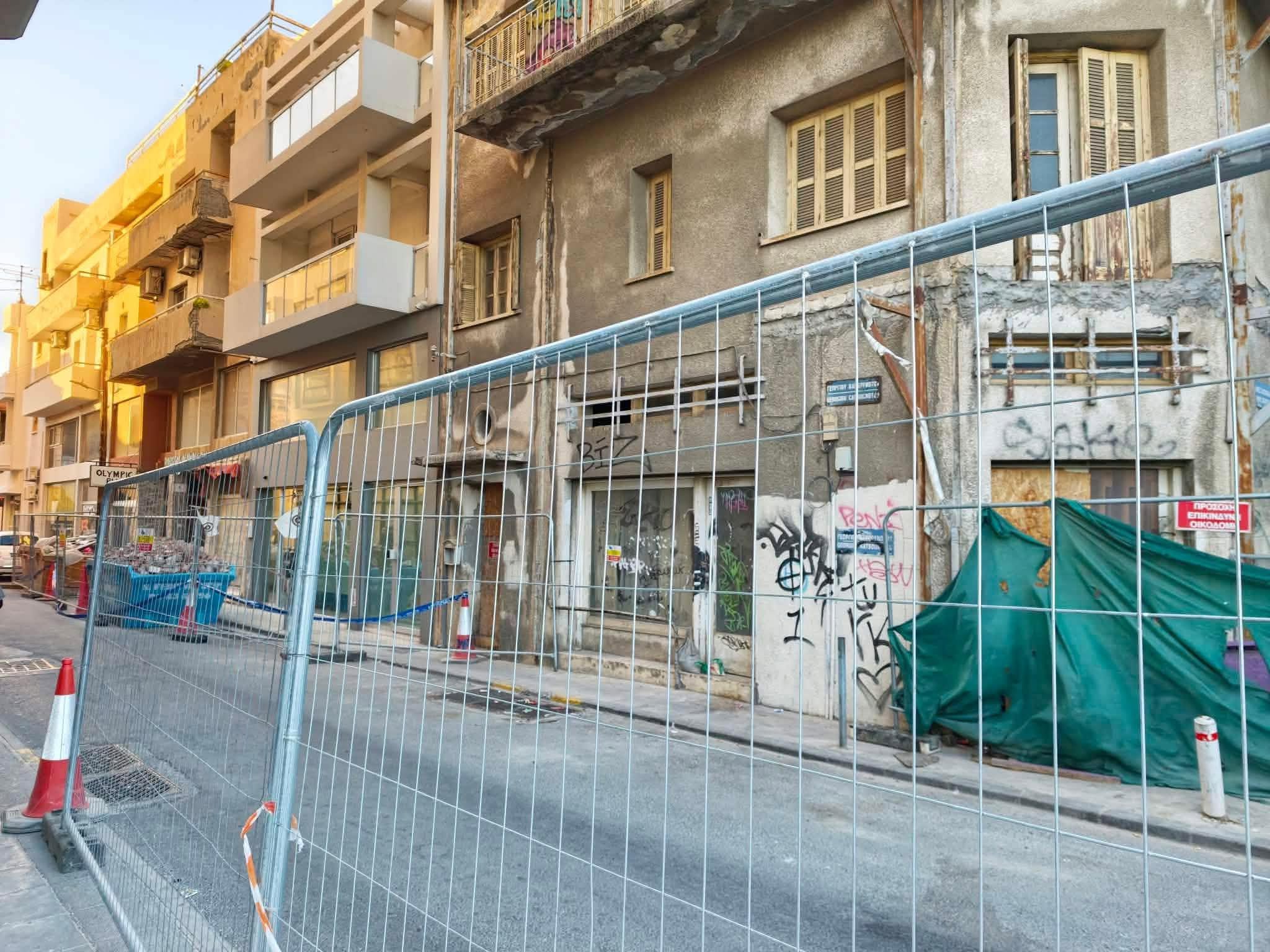 Κατέρρευσε μπαλκόνι 5ου ορόφου στη Λεμεσό (ΦΩΤΟ)