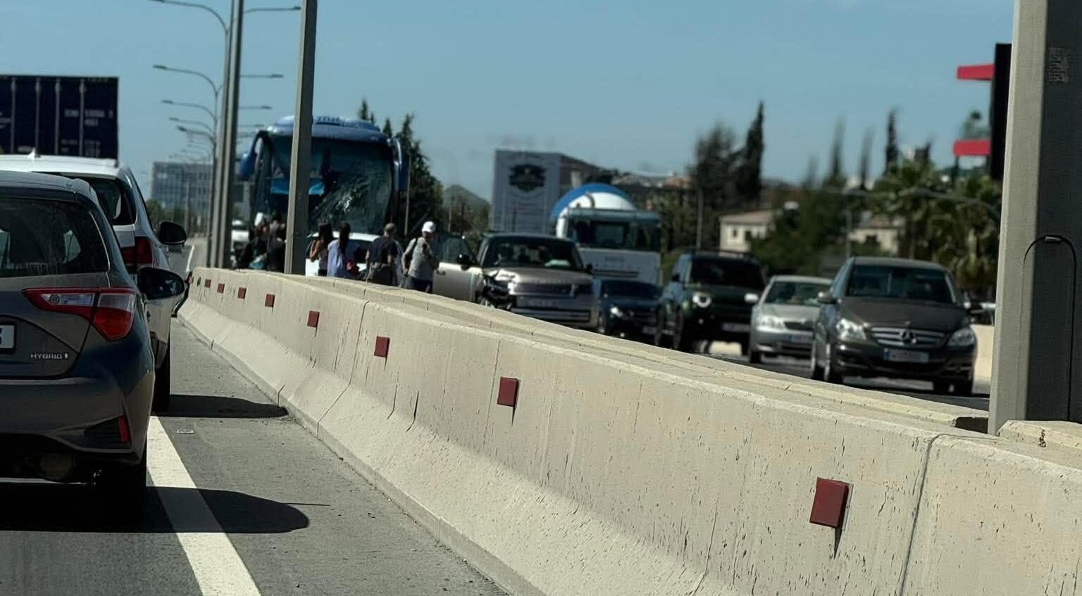 ΦΩΤΟ: Τροχαίο στο highway, λεωφορείο συγκρούστηκε με τρία αυτοκίνητα