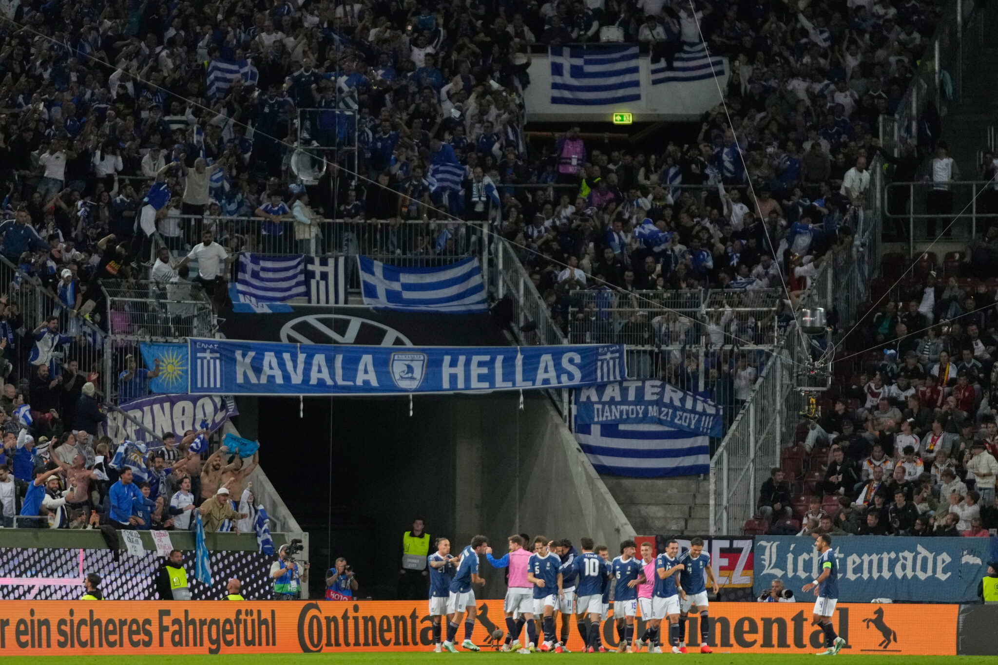 Εθνική Ελλάδας: Πάνω από 100.000 στη λίστα αναμονής για Ολλανδία και Γερμανία