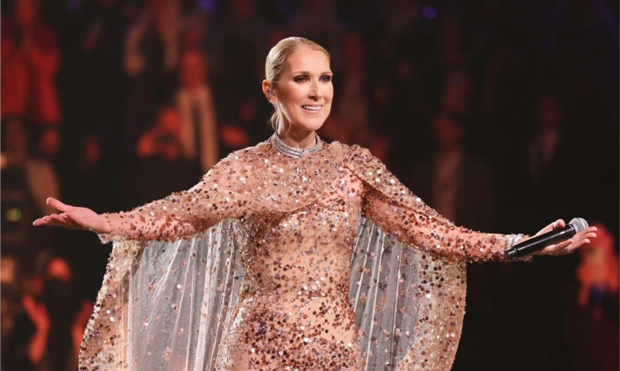 Celine Dion: Συγκινεί η στιγμή που τραγουδάει και χορεύει για τους θαυμαστές της έξω από ξενοδοχείο στο Παρίσι