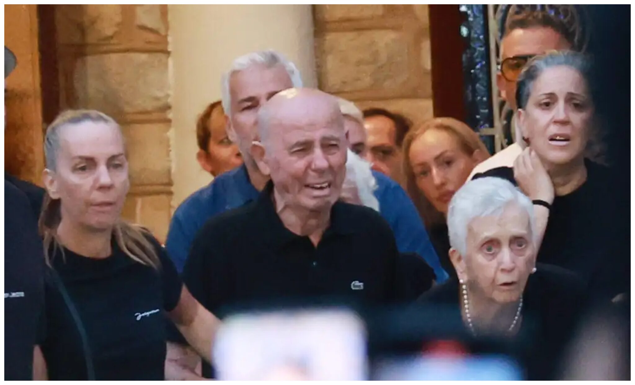 Γιώργος Μαζωνάκης: Συντετριμμένοι οι γονείς του στην κηδεία – Το τελευταίο «αντίο» στη Νίκαια