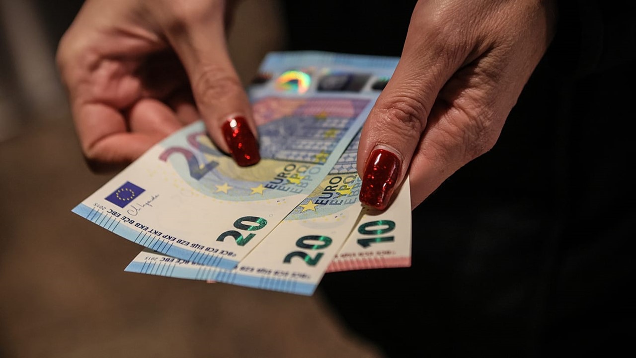 4+1 τρόποι για να θωρακίσετε το πορτοφόλι σας προτού κάνει «φτερά» ο μηνιαίος μισθός
