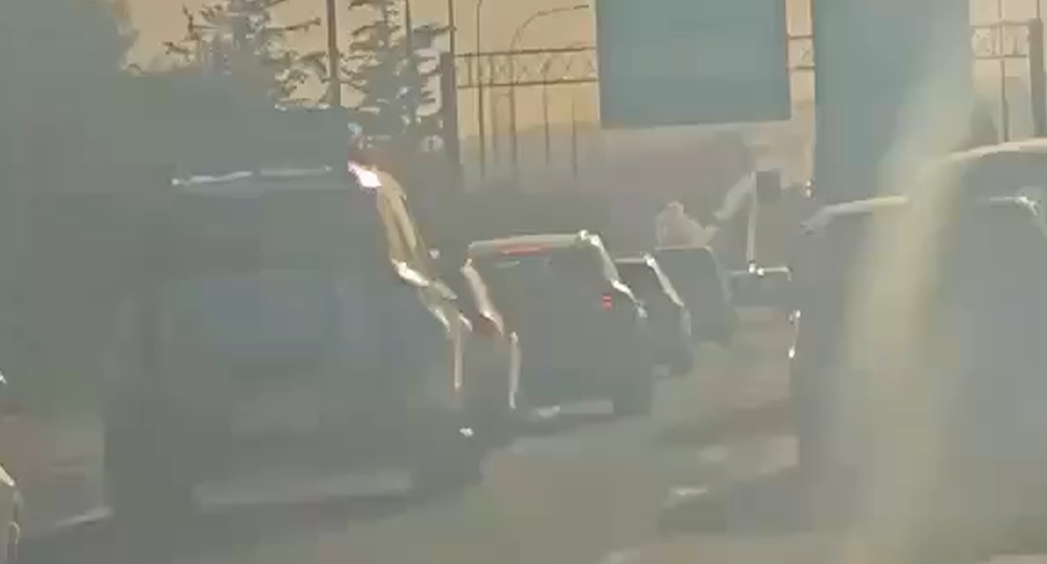 ΒΙΝΤΕΟ: Όχημα τυλίχθηκε στις φλόγες, ουρές οχημάτων κοντά στον κυκλικό κόμβο Αγίας Φύλας