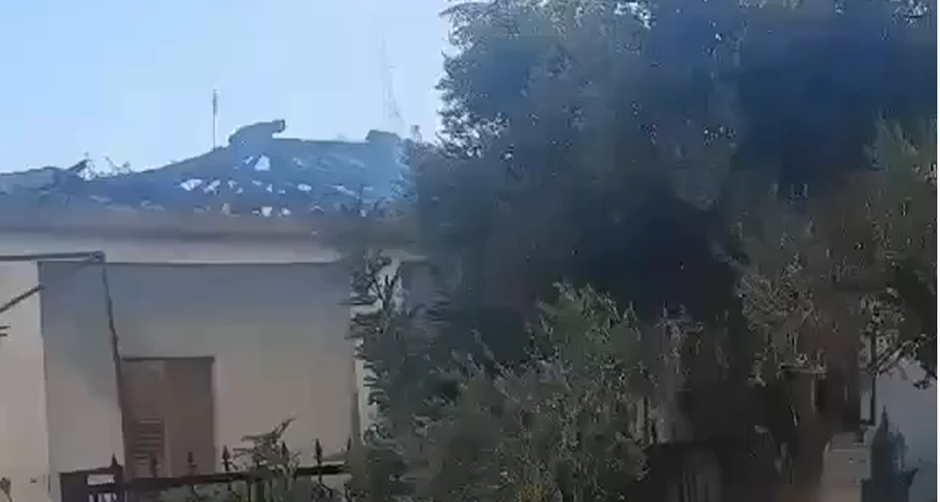 Δεν έμεινε οροφή: Όσα άφησε πίσω της η φωτιά σε σπίτι στην Έγκωμη (ΒΙΝΤΕΟ)
