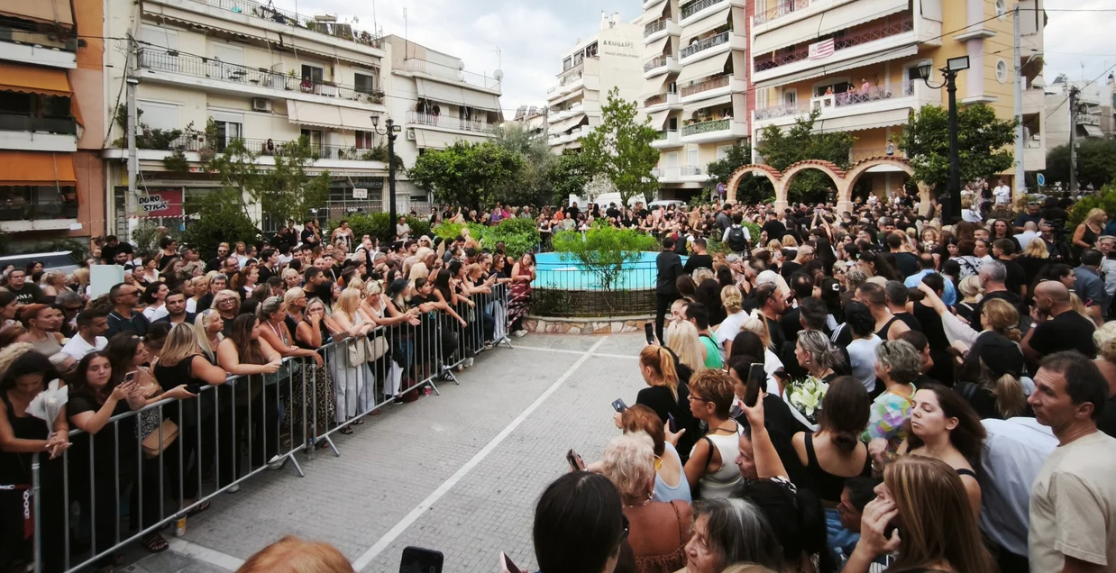 ΒΙΝΤΕΟ: Συγκίνηση, παρατεταμένο χειροκρότημα και τραγούδια στην Αγία Τριάδα Νίκαιας, έφτασε η σορός του Γιώργου Μαζωνάκη