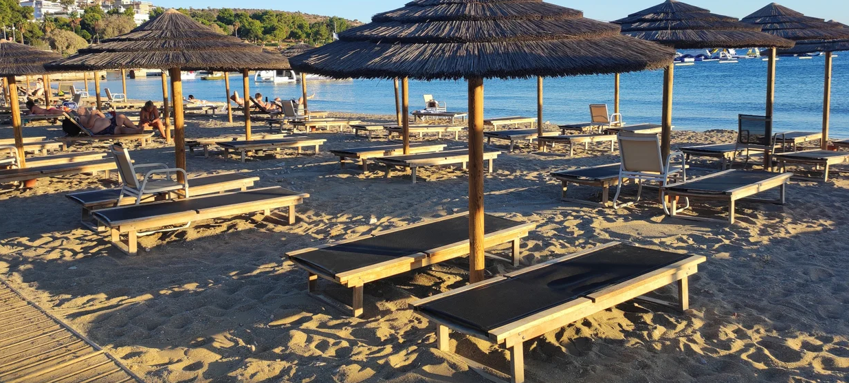 Συνελήφθη και η 21χρονη για τον άγριο καβγά για μια ξαπλώστρα στη Βουλιαγμένη, όπου έχασε τη ζωή του 82χρονος