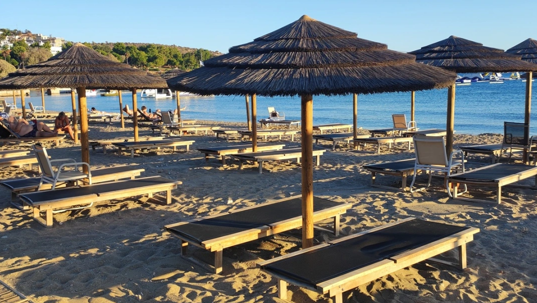 Ελεύθεροι οι δύο κατηγορούμενοι για τον θανάσιμο ξυλοδαρμό 82χρονου στη Βουλιαγμένη με αφορμή μια ξαπλώστρα