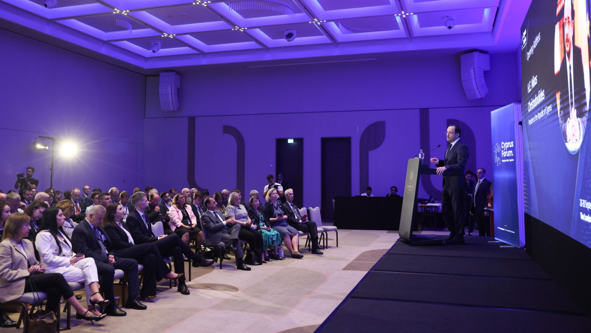 Το Cyprus Forum 2026 ξεκίνησε με έκκληση να μην αποφασίζονται οι πολιτικές πίσω από κλειστές πόρτες