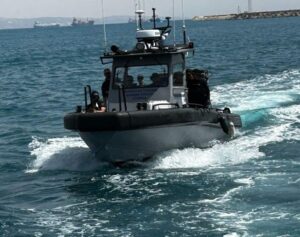 ΦΩΤΟ: Συναγερμός στο ΚΣΕΔ, ανατράπηκε κωπηλατικό σκάφος με 21 επιβαίνοντες