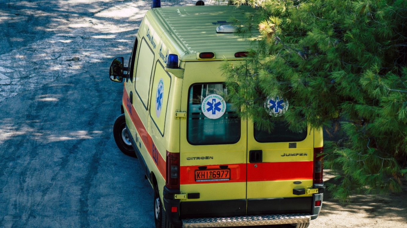 Τρίχρονο παιδί στην Κω βρέθηκε αναίσθητο και σοβαρά τραυματισμένο σε όχημα, συνελήφθη η μητέρα του