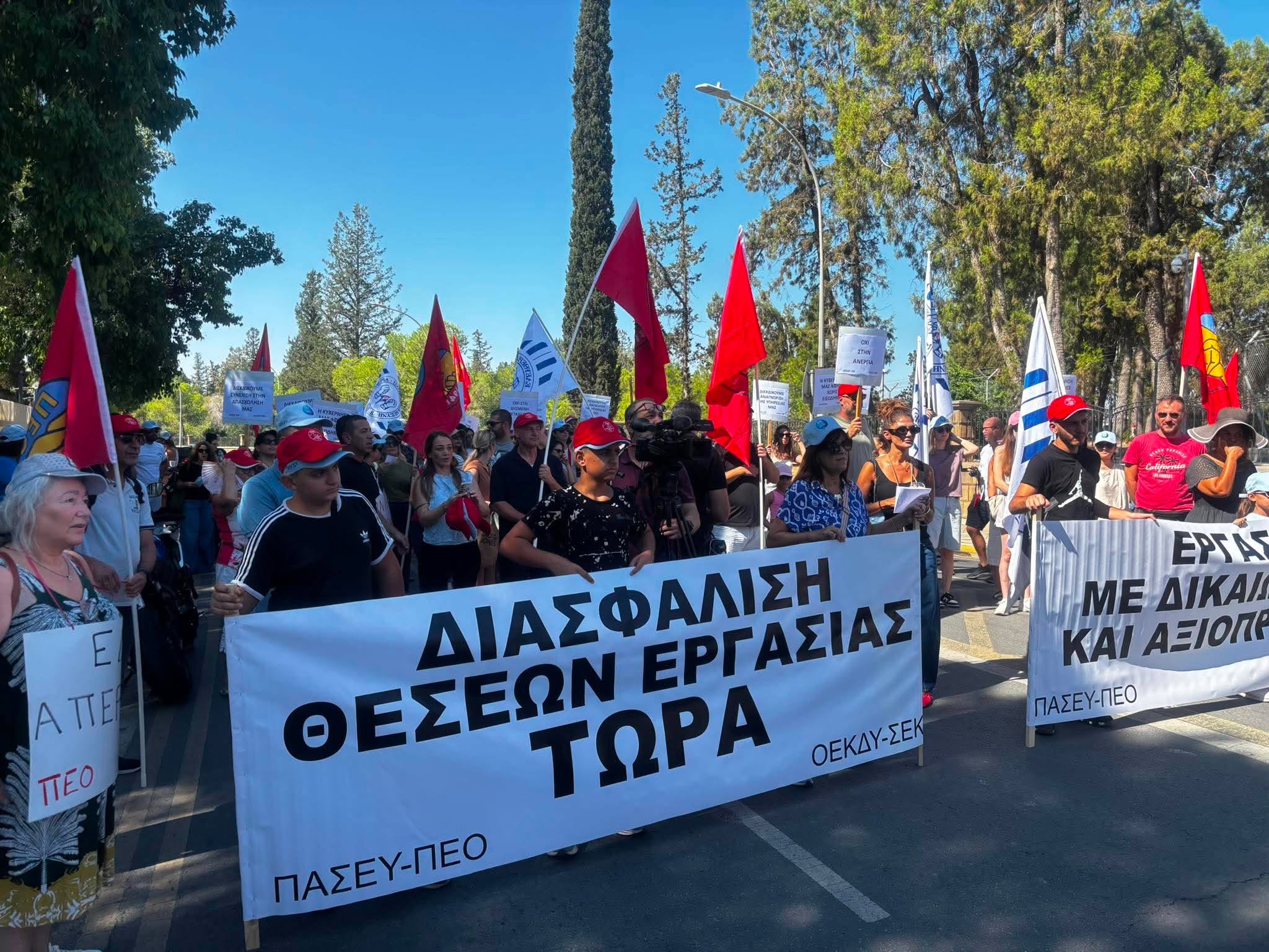 ΒΙΝΤΕΟ: Έξω απο το Προεδρικό οι εκπαιδευτικοί, τι περιλαμβάνουν τα αιτήματα τους