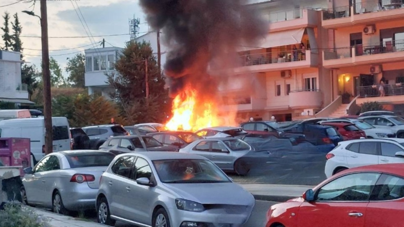 Αναστάτωση στη Θεσσαλονίκη: Στις φλόγες τρία οχήματα στην Πυλαία, δείτε εικόνες και βίντεο