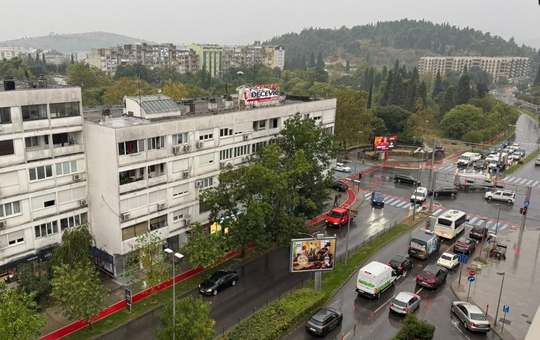 Βροχερό σκηνικό στην Ποντγκόριτσα, λίγες ώρες πριν τη «μάχη» της Εθνικής μας (ΒΙΝΤΕΟ)