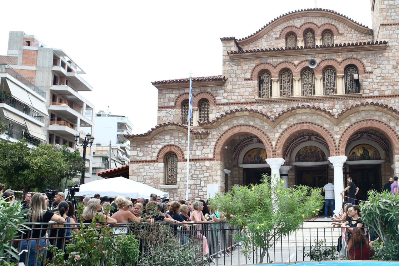 «Ανήκω σε εμένα»: Οι συγκινητικές αφιερώσεις θαυμαστών του Γιώργου Μαζωνάκη στην λαϊκή αγρυπνία (ΦΩΤΟ)