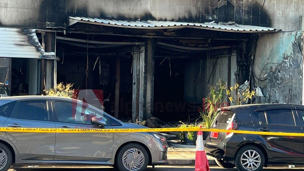 ΦΩΤΟ: Στάχτη κι αποκαΐδια άφησε πίσω της η φωτιά σε γραφείο ενοικιάσεως οχημάτων στη Λάρνακα