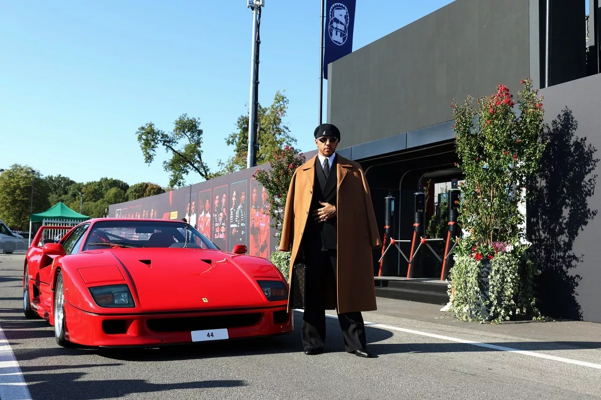Hamilton: Εντυπωσιακή άφιξη στη Monza με Ferrari F40 (video)