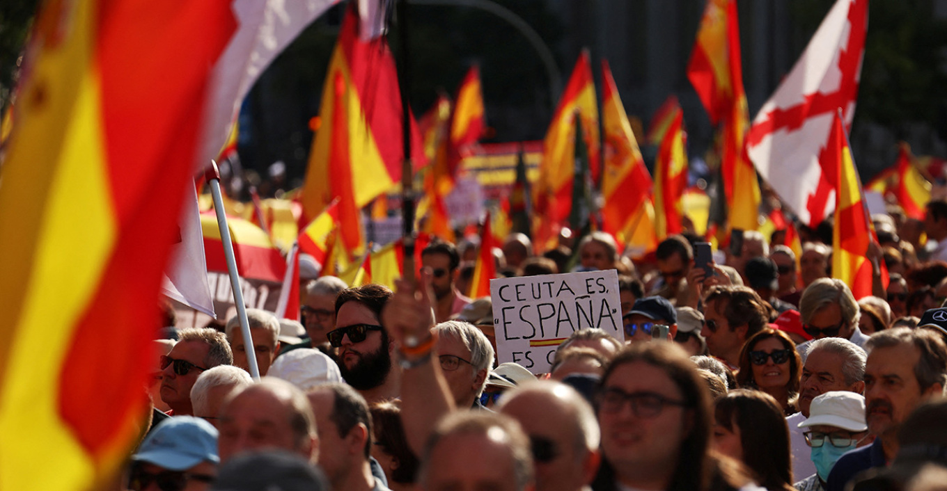 Διαδήλωση στη Μαδρίτη για τη Θέουτα: Χιλιάδες στους δρόμους κατά της κυβέρνησης Σάντσεθ