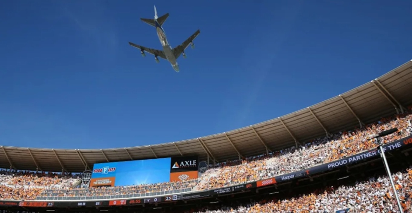 Εντυπωσιακό βίντεο: Το Air Force One πέταξε πάνω από γήπεδο πριν από μεγάλο ματς κολεγιακού φούτμπολ