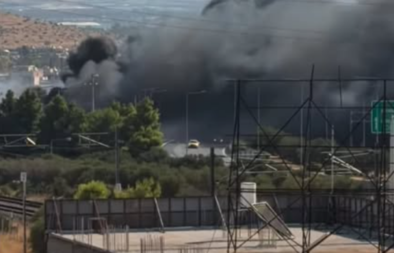 Φωτιά στην περιοχή Ξηροπήγαδο στη Μάνδρα: Εστάλη μήνυμα από το 112 για τους πυκνούς καπνούς