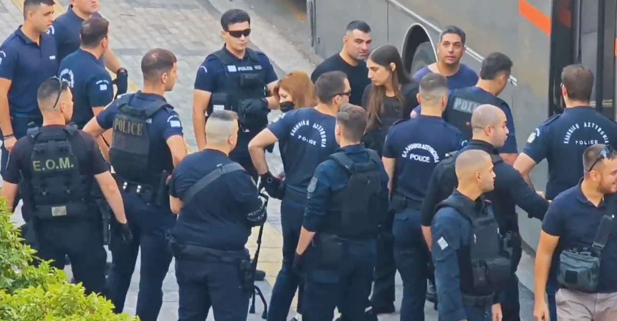 Με μπαστούνι στο Εφετείο η Ρούλα Πισπιρίγκου για τη δολοφονία της Τζωρτζίνας