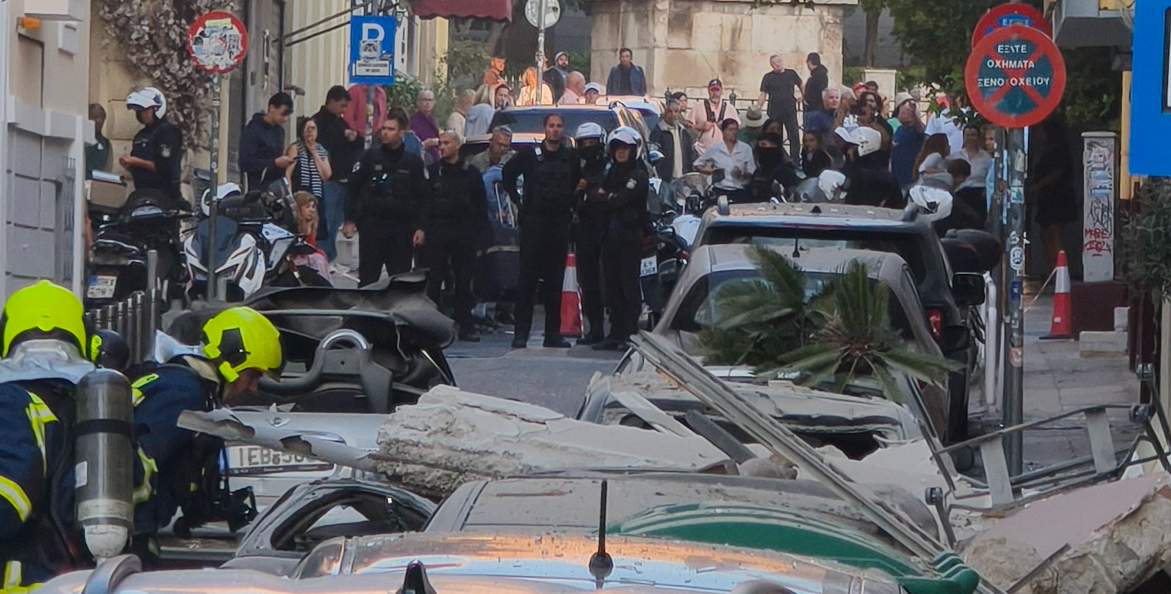 Ισχυρή έκρηξη στην Πλάκα: Απεγκλωβίστηκαν δύο γυναίκες, τραυματίστηκε περαστικός (ΒΙΝΤΕΟ & ΦΩΤΟ)