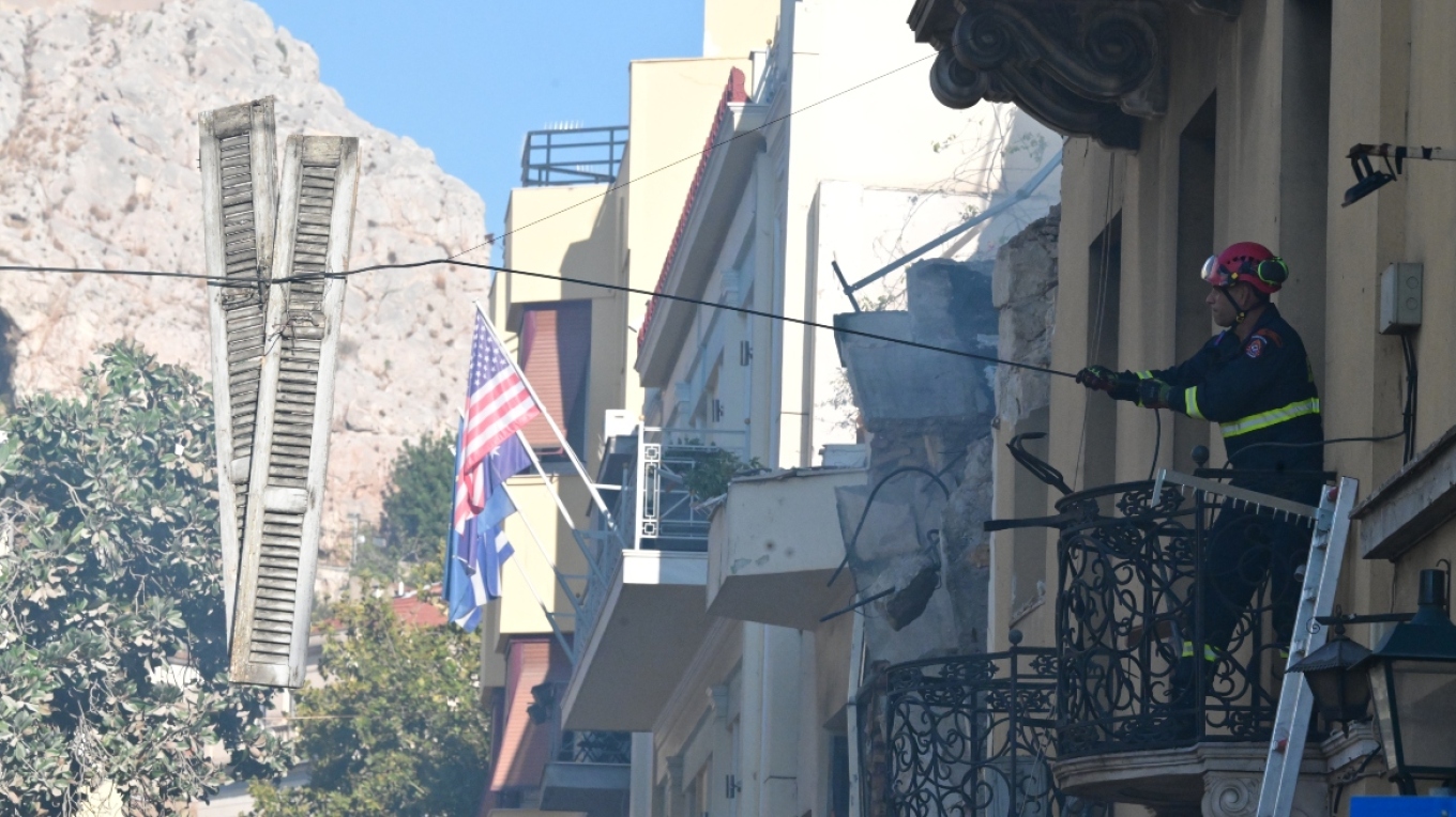 «Το είδα να καταρρέει μπροστά μου»: Μαρτυρίες για έντονη οσμή αερίου πριν την έκρηξη στην Πλάκα