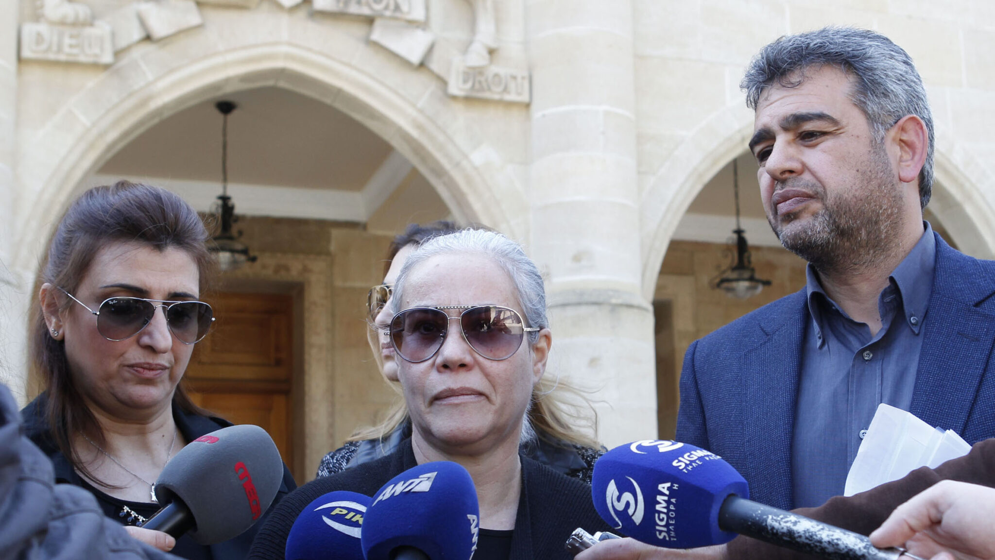 To ύστατο χαίρε στην Πόπη Χριστοφόρου: Με λευκά και μπλε ρούχα η κηδεία της μάνας-σύμβολο