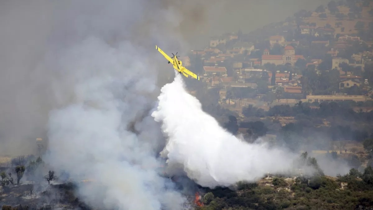 Οριοθετήθηκε μεγάλη πυρκαγιά στην Πάφο: Στη μάχη εναέρια μέσα και ισχυρές επίγειες δυνάμεις