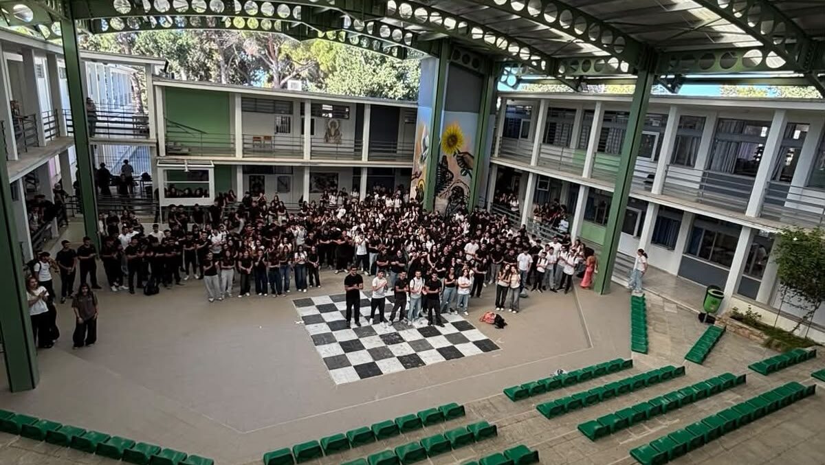 ΒΙΝΤΕΟ&ΦΩΤΟ: Έξω από τις τάξεις οι μαθητές Λυκείων και Γυμνασίων, διαμαρτυρία για κλιματιστικά και βιβλία