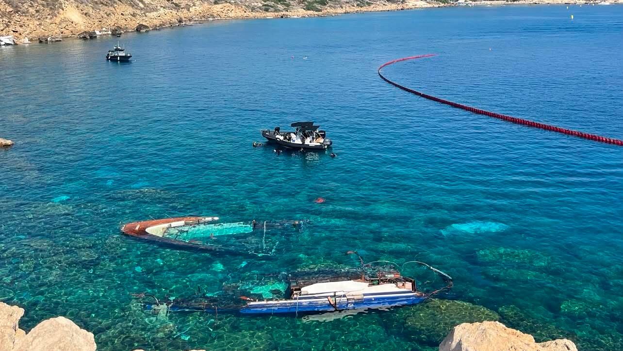ΒΙΝΤΕΟ: Στη στεριά συντρίμμια από το μοιραίο σκάφος του Ντίμη Μαυρόπουλου, δύτες ανασύρουν τεκμήρια της τραγωδίας από τον βυθό