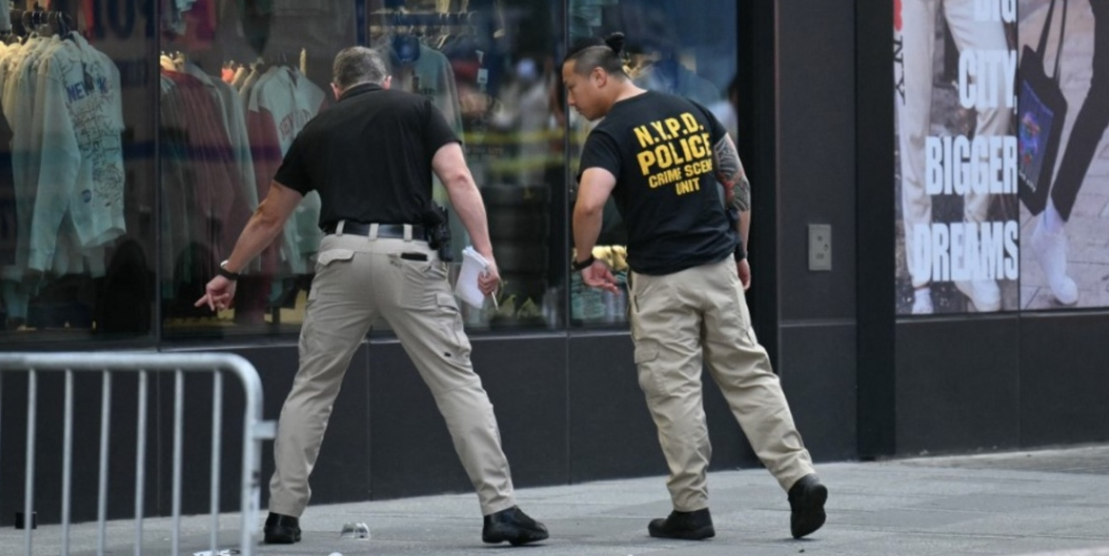 ΒΙΝΤΕΟ: Τρόμος στην Times Square, αστυνομικοί πυροβόλησαν γυναίκα που μαχαίρωσε δύο ανθρώπους