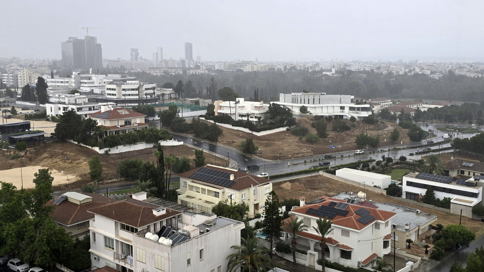 «Περάσματα βροχών και περιορισμένες καταιγίδες»: Πώς θα εξελιχθεί ο καιρός τις επόμενες ώρες