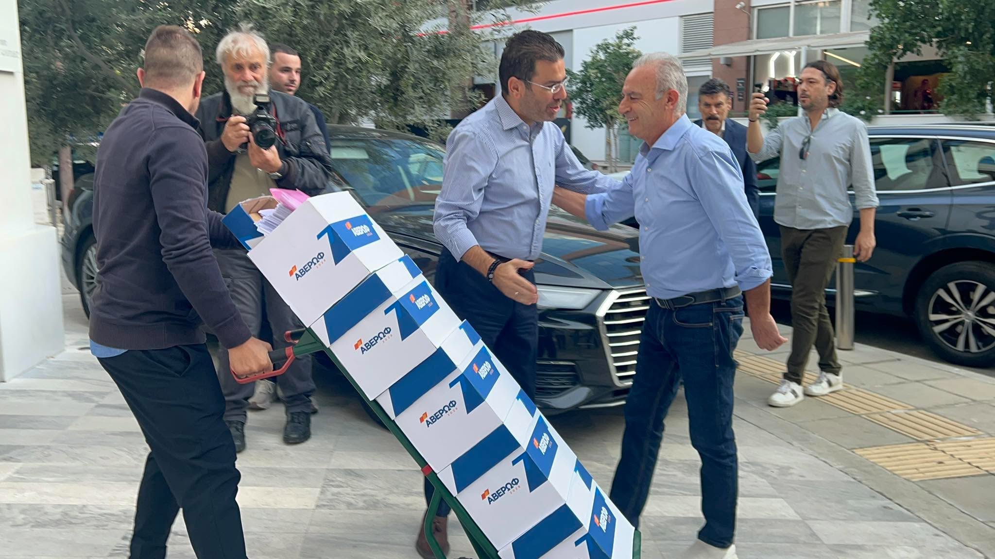 ΒΙΝΤΕΟ: Με πέντε κούτες και 3,000 υπογραφές έφτασε στην Πινδάρου ο Αβέρωφ – Το σύνθημα που «έκλεψε» τις εντυπώσεις
