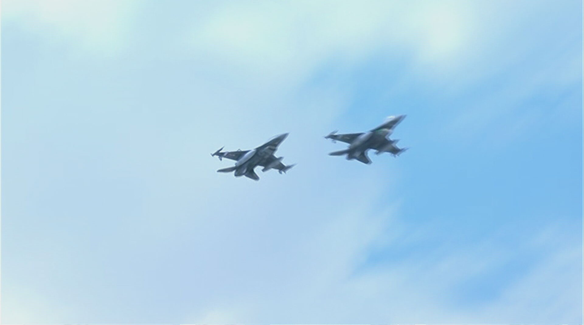 «Αετοί» στον κυπριακό ουρανό: Τα ελληνικά F-16 Viper πέταξαν πάνω από την παρέλαση (ΒΙΝΤΕΟ)