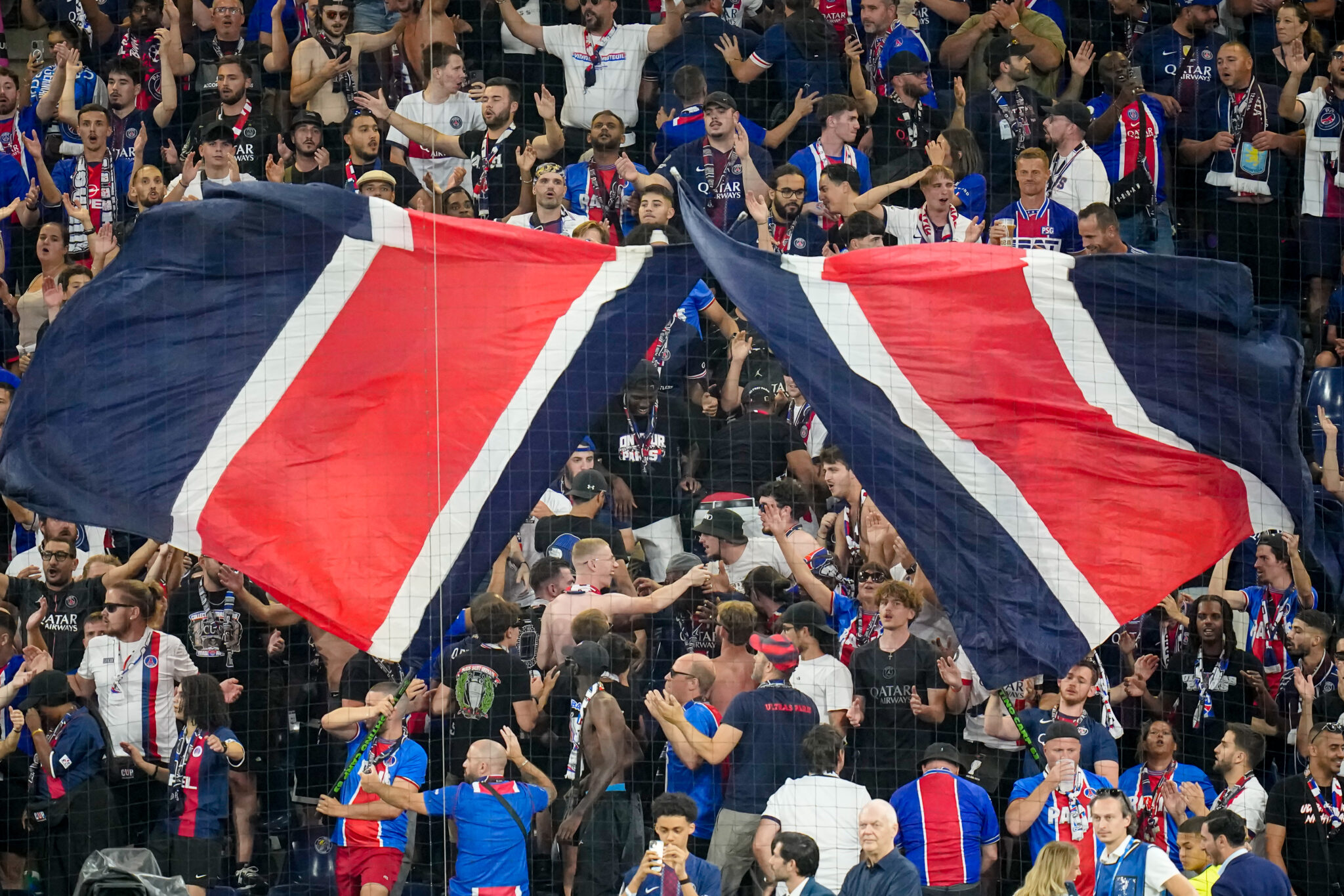 Η UEFA ετοιμάζεται να τιμωρήσει την Παρί για το πανό απέναντι στην Μπαρσελόνα