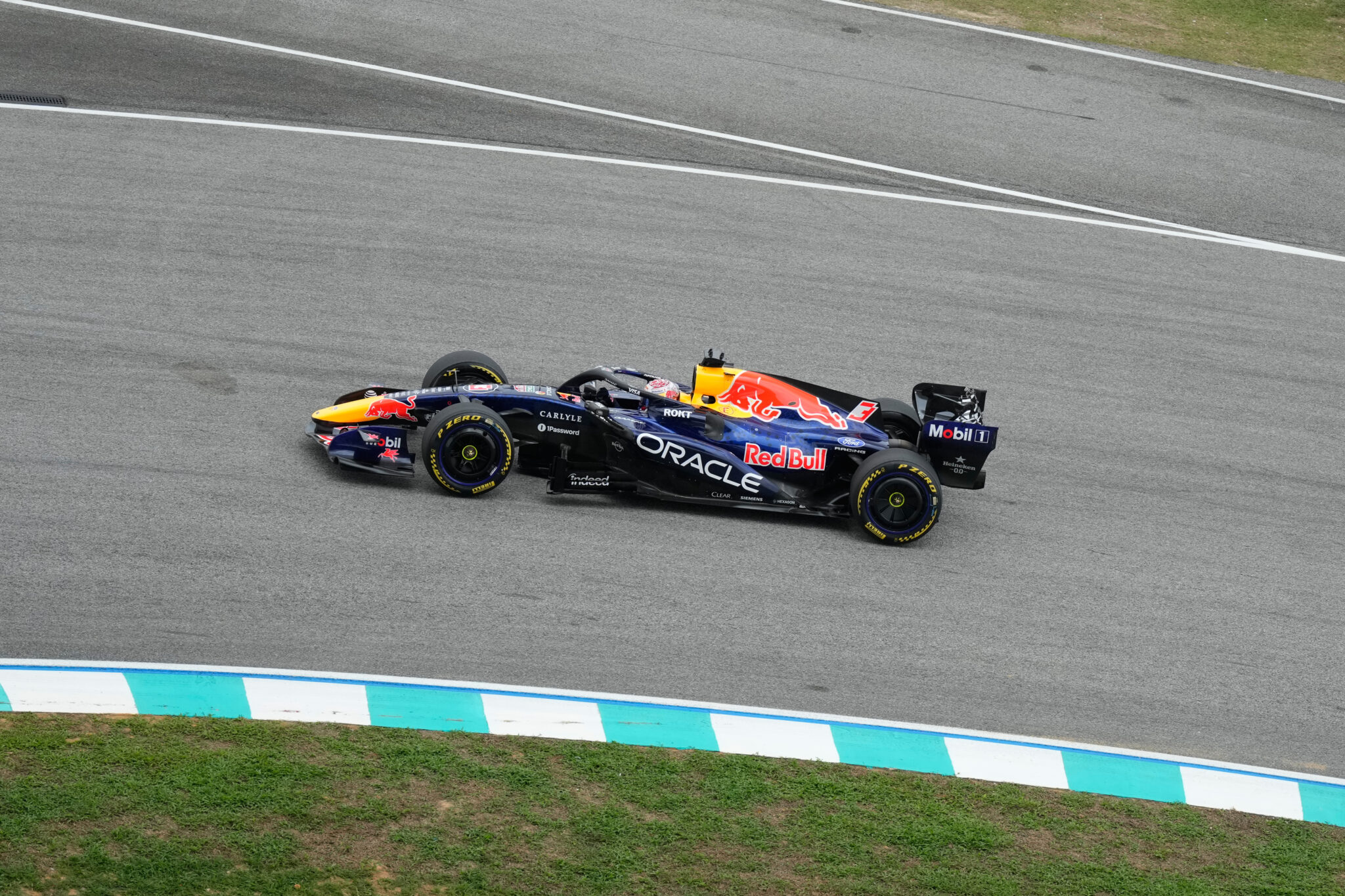 Formula 1: Ο Φερστάπεν ήταν άπιαστος στη Σεπάνγκ και επέστρεψε στην pole position