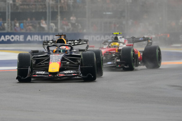 F1: Κυρίαρχος ο Φερστάπεν στο βρόχινο Σπριντ της Σιγκαπούρης – Καταστροφικό φινάλε για τη ΜακΛάρεν