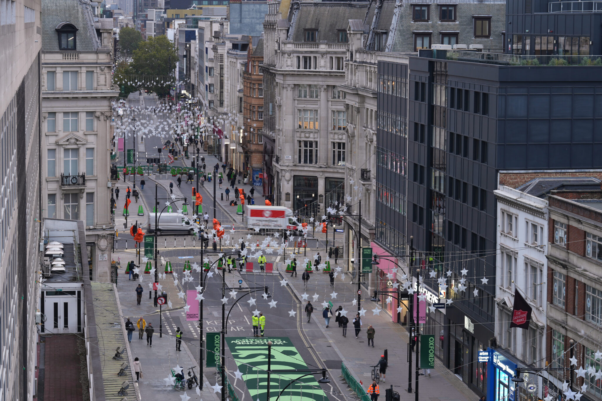 Η Oxford Street έγινε… πεζόδρομος, νέα εποχή στην εμπορική καρδιά του Λονδίνου
