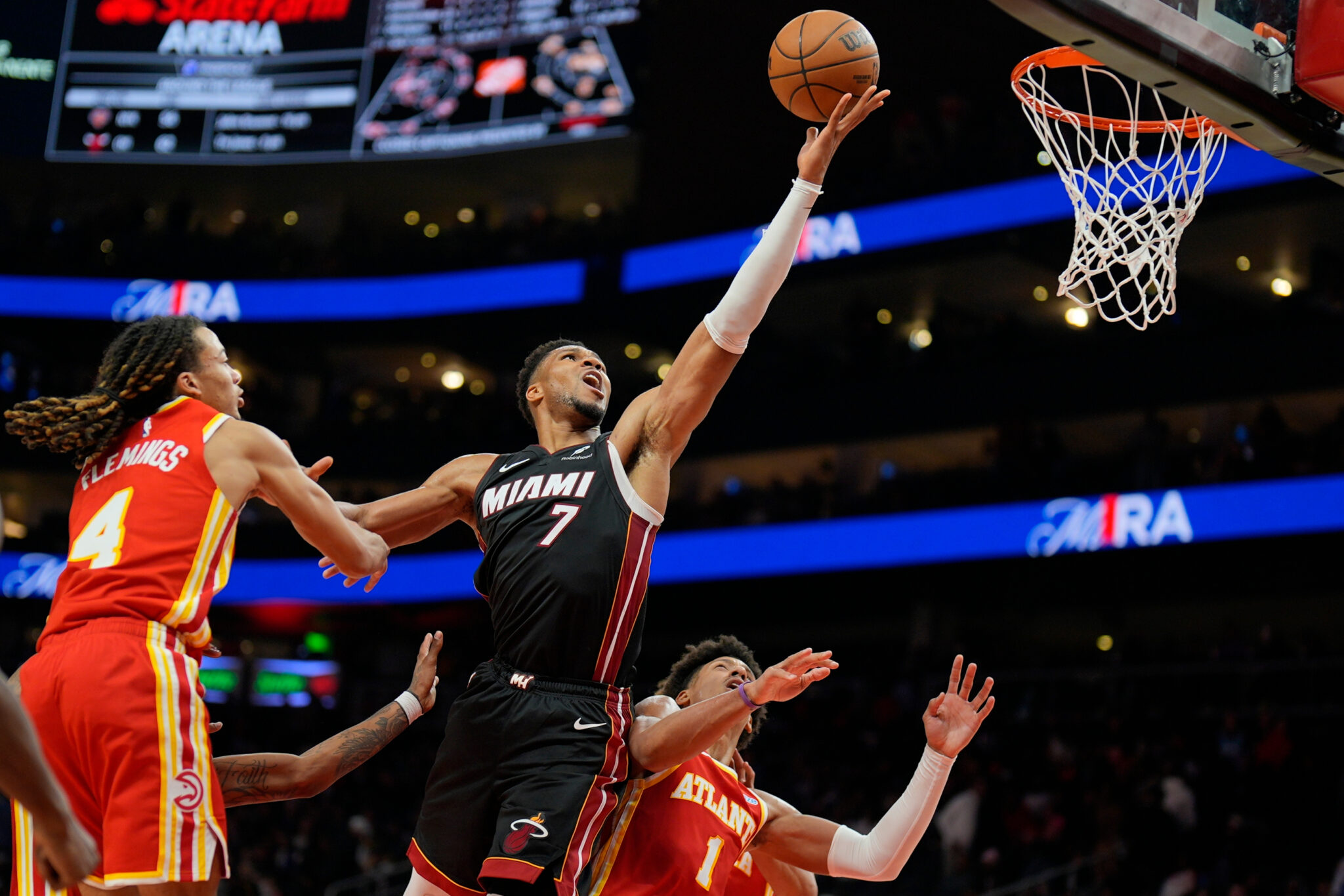 NBA: Επιτέλους νίκη για Χιτ, 44άρα Κάρι, σόου Γουεμπανιάμα και Μπράνσον – Τα αποτελέσματα