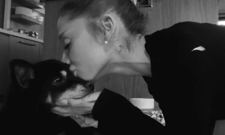 Ariana Grande: Το συγκινητικό «αντίο» στην Coco, τον σκύλο που μεγάλωσε μαζί της