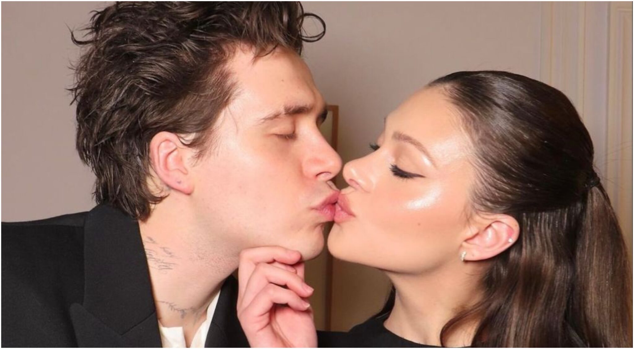 Brooklyn Beckham & Nicola Peltz: Το ρομαντικό φιλί με φόντο τον Πύργο του Άιφελ (ΦΩΤΟ)