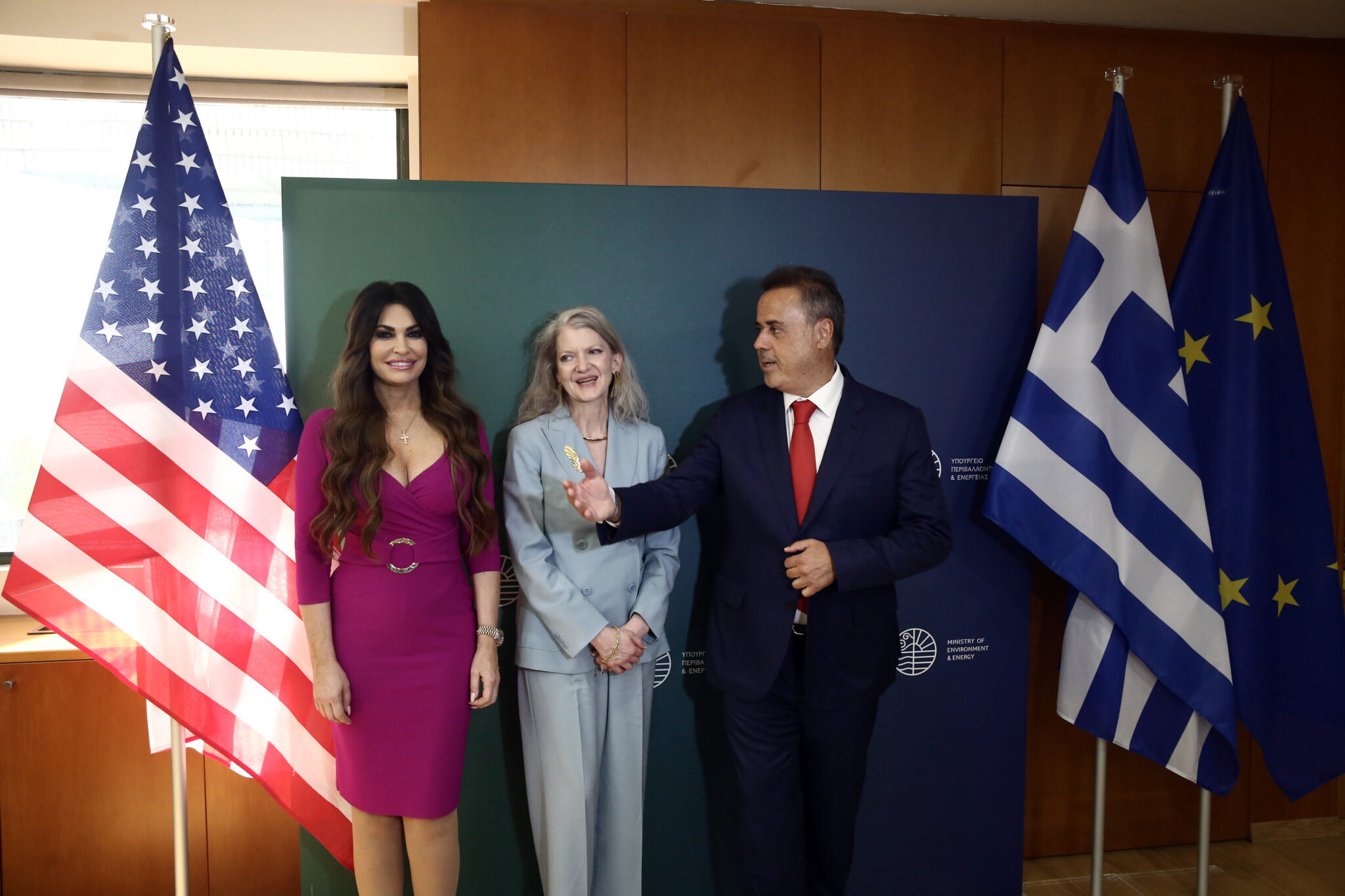 Διαψεύδει ο Σ. Παπασταύρου ότι απειλήθηκε από την Πρέσβειρα των ΗΠΑ στην Αθήνα
