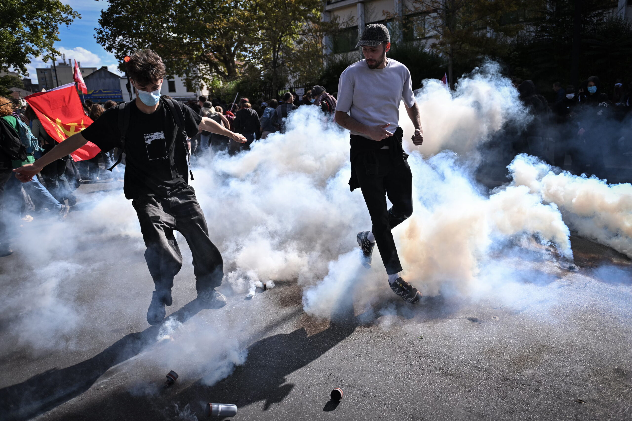 Η Γαλλία στην κόψη του ξυραφιού: Κλιμάκωση βίας και ταραχών στις μαθητικές διαδηλώσεις